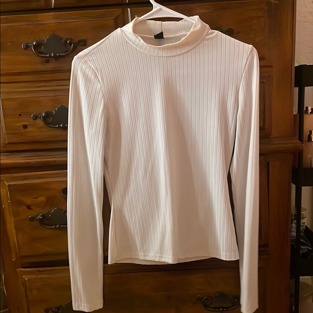 Elegant White Ribbed Women's Top